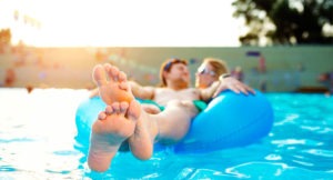 profiter de sa piscine les doigts de pieds en éventail !