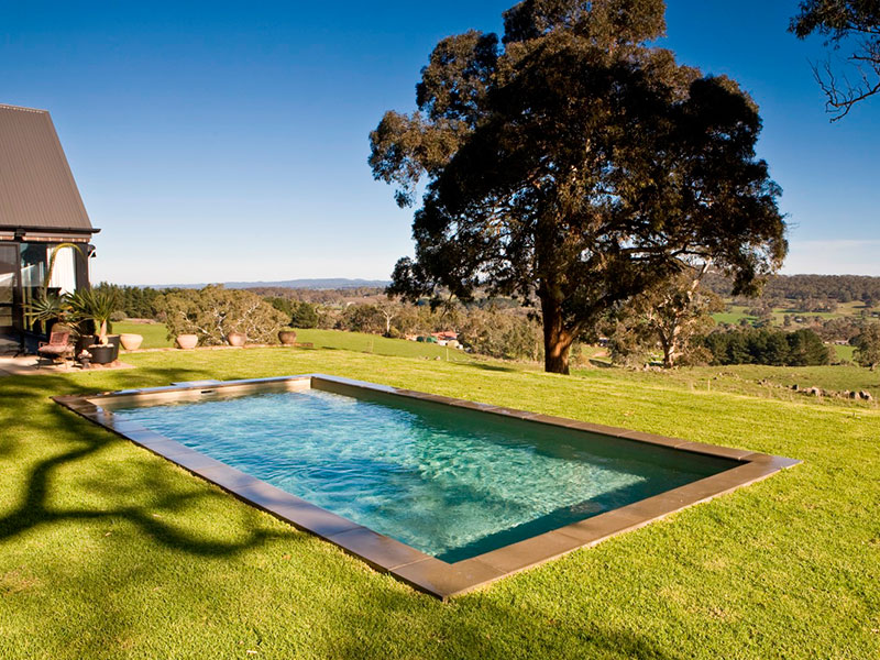 Piscine installée avec gazon autour