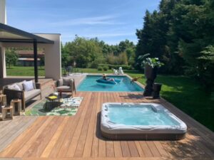Spa semi encastré en extérieur.